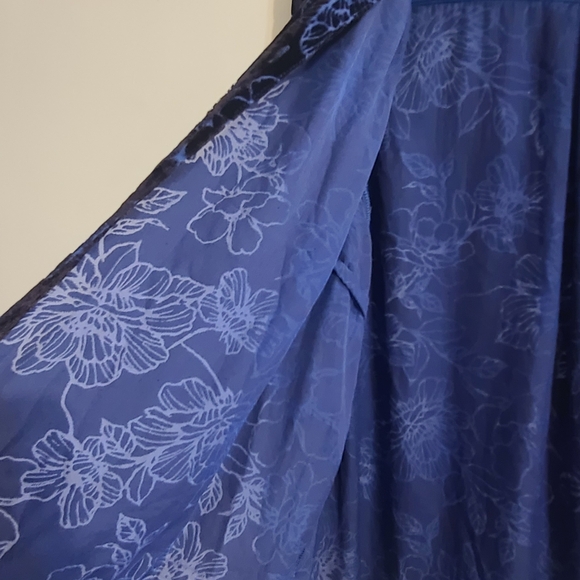 Torrid Black and Blue Floral Velvet Blouse - Picture 6 of 10